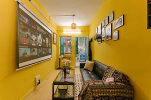 Posezení v ubytování Authentic Old Quarter-Free Breakfast-Netflix & Balcony