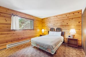 Postel nebo postele na pokoji v ubytování Tahoma Getaway