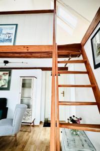 タツィングにあるApartments am Wellenreiter Kuestenwindeのロフトベッド1台(ハシゴ付)