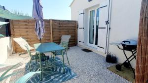 Balkón nebo terasa v ubytování Studio avec jardin et parking proche plages et Sainte-Musse