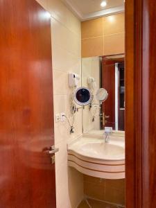 a bathroom with a sink and a mirror at فندق بارك رويال in Al Masfalah +30 photos