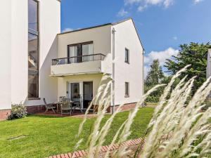 una casa blanca con césped delante en 2 Bed in Instow 73433, en Instow