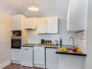 Kuchyň nebo kuchyňský kout v ubytování 2 Bed in Penmaenmawr 93893