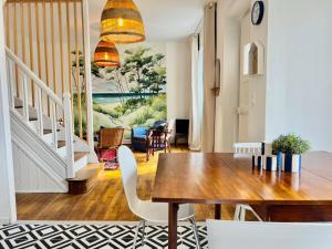 カランテックにあるmaison de kerannaのリビングルーム(ダイニングテーブル、階段付) +21枚の写真