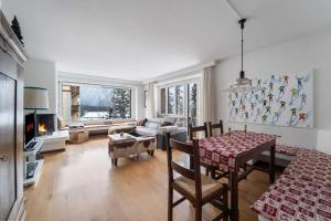 Un televizor și/sau centru de divertisment la St Moritz 2bedr apt parking lake view