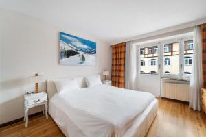 Postel nebo postele na pokoji v ubytování St Moritz 2bedr apt parking lake view + 18 fotografií