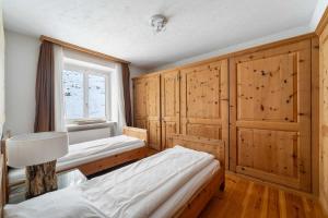 Un pat sau paturi într-o cameră la St Moritz 2bedr apt parking lake view