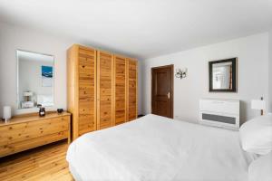 Un pat sau paturi într-o cameră la St Moritz 2bedr apt parking lake view