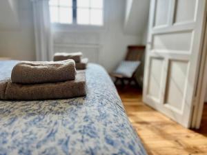 カランテックにあるmaison de kerannaのベッドとタオル2枚のある寝室