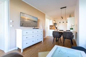 cocina y comedor con tocador blanco en Quartier 7 App 05, en Ahlbeck