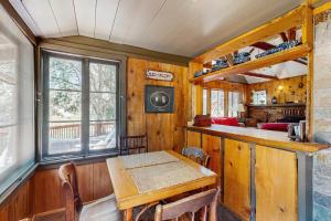 a dining room with a wooden table in a cabin at Wildwood Cottage in Idyllwild