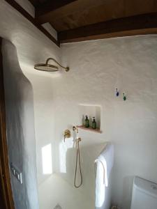 bagno con servizi igienici e mensola sul muro di Lanzaroco, tu casa en La Vera a Valverde de la Vera Altre 54 foto