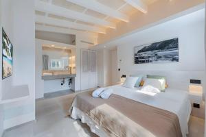 En eller flere senge i et værelse på Can Coral