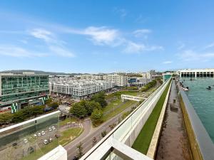 ein Blick auf eine Stadt mit einem Fluss und Gebäuden in der Unterkunft 7Teenhomes - SA CozyStay in Kota Kinabalu