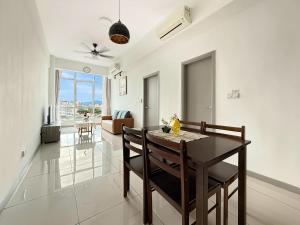 ein Esszimmer und ein Wohnzimmer mit Tisch und Stühlen in der Unterkunft 7Teenhomes - SA CozyStay in Kota Kinabalu