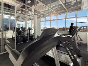 ein Fitnessstudio mit Laufbändern und einem Mann auf einem Laufband in der Unterkunft 7Teenhomes - SA CozyStay in Kota Kinabalu
