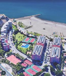 una vista aérea de un aparcamiento junto a la playa en APTO DUPLEX in from of the Sea, en Málaga 4 fotos más