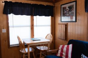 Posezení v ubytování Lakeview Cedar Cabin - Uncle Sams Cabin - 3