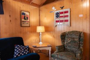 Posezení v ubytování Lakeview Cedar Cabin - Uncle Sams Cabin - 3