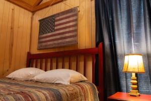 Postel nebo postele na pokoji v ubytování Lakeview Cedar Cabin - Uncle Sams Cabin - 3