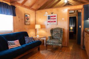 Posezení v ubytování Lakeview Cedar Cabin - Uncle Sams Cabin - 3