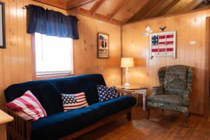 Posezení v ubytování Lakeview Cedar Cabin - Uncle Sams Cabin - 3