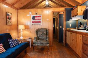Posezení v ubytování Lakeview Cedar Cabin - Uncle Sams Cabin - 3