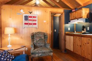 Kuchyň nebo kuchyňský kout v ubytování Lakeview Cedar Cabin - Uncle Sams Cabin - 3