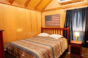 Postel nebo postele na pokoji v ubytování Lakeview Cedar Cabin - Uncle Sams Cabin - 3