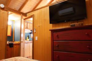 Kuchyň nebo kuchyňský kout v ubytování Lakeview Cedar Cabin - Uncle Sams Cabin - 3