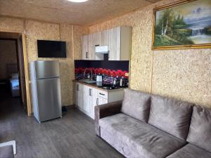 un soggiorno con divano e frigorifero di Hayots Ojakh a Sevan
