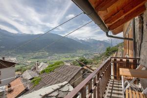un balcone con vista sulla città e sulle montagne di Ma Petite Maison ad Aosta