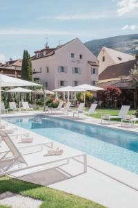 Bazén v ubytování Hotel Traube nebo v jeho okolí