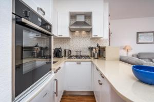 Køkken eller tekøkken på Retreat with sea view #1973