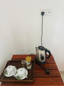 Příslušenství pro přípravu čaje a kávy v ubytování Ella Cloud Castle Homestay