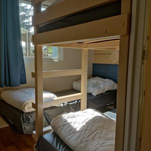 een stapelbed met drie bedden in een kamer bij Smart Home Roma mit Terrasse, Europapark, Rulantica in Boofzheim