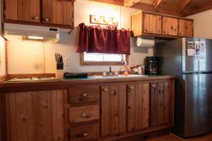 Kuchyň nebo kuchyňský kout v ubytování Lakeview Cedar Cabin - Striper King - 5
