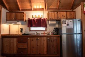 Kuchyň nebo kuchyňský kout v ubytování Lakeview Cedar Cabin - Striper King - 5