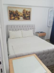 ein Bett und ein Sofa in einem Zimmer in der Unterkunft First floor chalet 4 VILLA 114 2bed rooms and 2 bathrooms Green Beach in El-Alamein + 45 Fotos