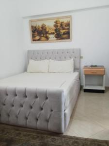 ein großes Bett in einem Zimmer mit in der Unterkunft First floor chalet 4 VILLA 114 2bed rooms and 2 bathrooms Green Beach in El-Alamein