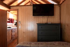 Kuchyň nebo kuchyňský kout v ubytování Lakeview Cedar Cabin - Striper King - 5