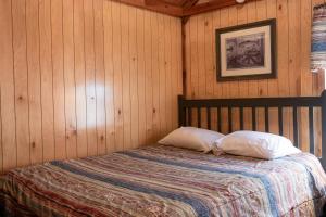 Postel nebo postele na pokoji v ubytování Lakeview Cedar Cabin - Striper King - 5
