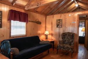 Posezení v ubytování Lakeview Cedar Cabin - Striper King - 5