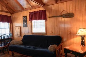 Posezení v ubytování Lakeview Cedar Cabin - Striper King - 5