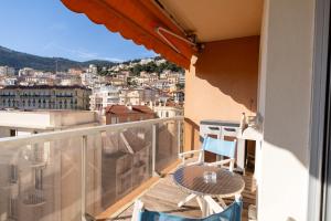 Un balcón con mesa y sillas y una vista en Classbnb - Well-located apartment near Monte Carlo, en Beausoleil