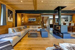 Una sala de estar con un sofá y una chimenea. en Chalet Planards 2, en Chamonix-Mont-Blanc