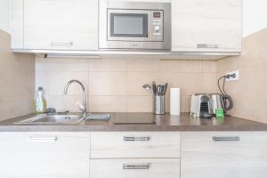 una cocina con fregadero y microondas en Classbnb - Well-located apartment near Monte Carlo, en Beausoleil 4 fotos más