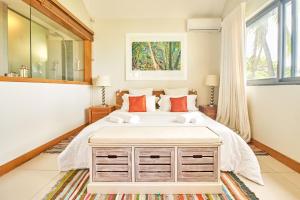 een slaapkamer met een groot bed en een groot raam bij SG17 Villa Sable Front de Mer in Palmar