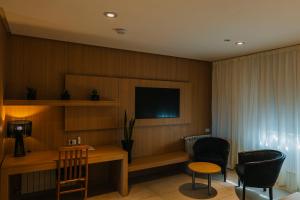 Uma TV ou centro de entretenimento em Plaza Paradiso Petit Hotel
