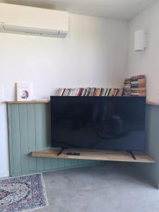 TV a/nebo společenská místnost v ubytování Maison en pierres à 10 min des plages, Golfe du Morbihan + 14 fotografií